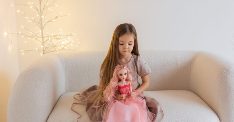 Cheveux de Barbie emmeles ? Voici comment les sauver sans assouplissant
