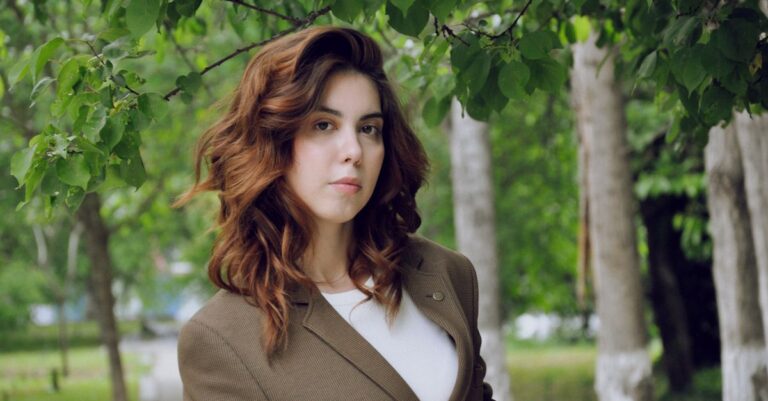 Comment onduler ses cheveux sans chaleur ? Nos astuces naturelles qui marchent vraiment